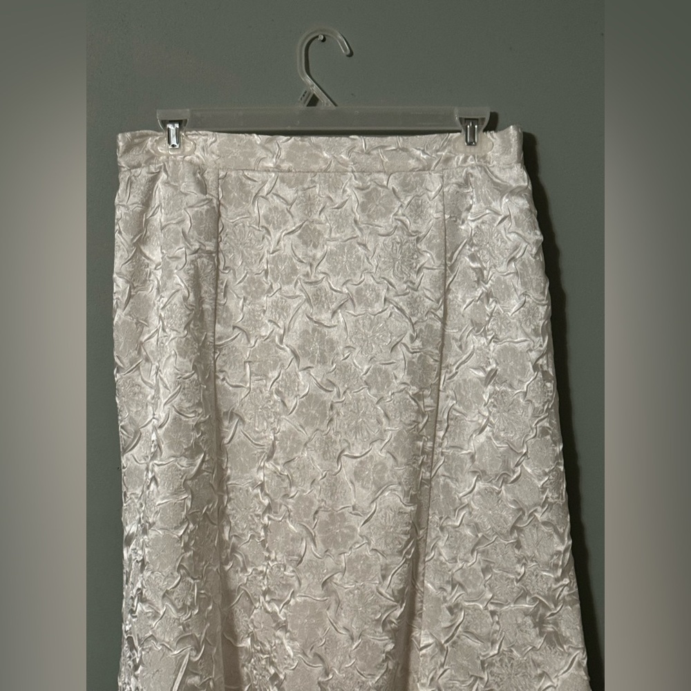 Elegant Cream Brocade Skirt Set - Picture 4 of 11